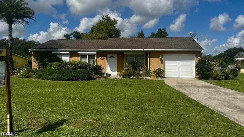 3 bedroom SingleFamilyResidence at 4050 S Edgewater Cir, Port Labelle, Labelle — photo 2