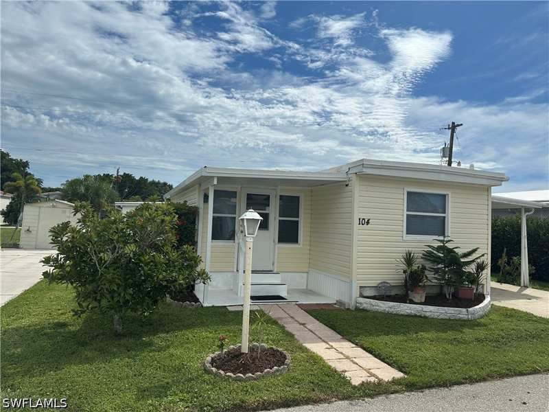 2 bedroom ManufacturedHome at 104 Moorhead Mnr, Moorhead Manor, Naples — photo 1