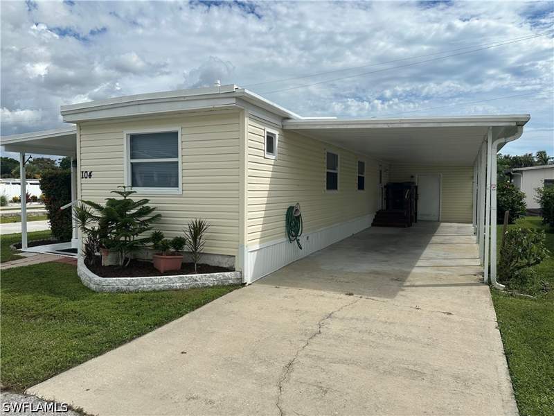 2 bedroom ManufacturedHome at 104 Moorhead Mnr, Moorhead Manor, Naples — photo 2