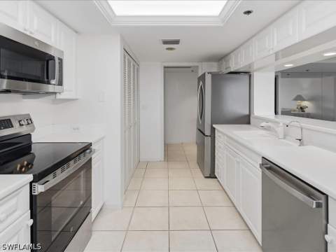 5550 Heron Point Dr 402, Naples FL - photo 8 of 47