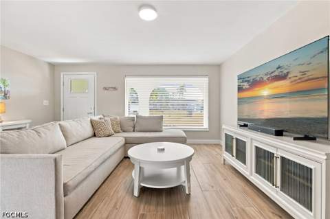 371 Washington Ct, Fort Myers Beach FL - photo 7 of 45