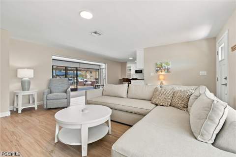371 Washington Ct, Fort Myers Beach FL - photo 8 of 45