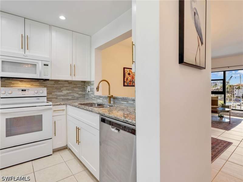 1 bedroom Condominium at 801 River Point Dr 203A, Beaumer, Naples — photo 4