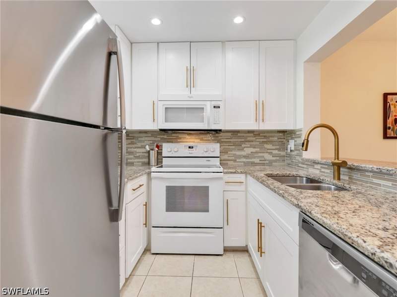 1 bedroom Condominium at 801 River Point Dr 203A, Beaumer, Naples — photo 5