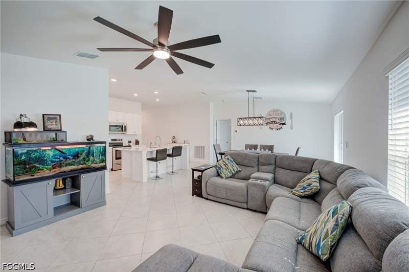 3 bedroom SingleFamilyResidence at 420 Paddock St, Lehigh Acres, Lehigh Acres — photo 2