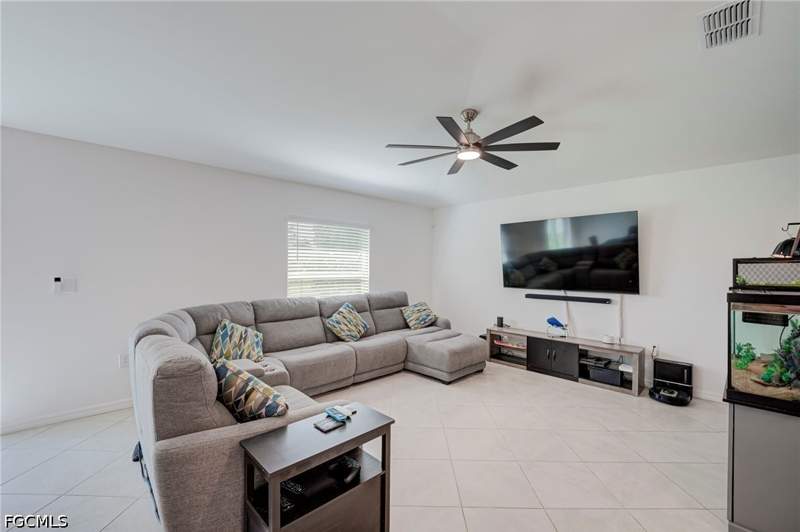 3 bedroom SingleFamilyResidence at 420 Paddock St, Lehigh Acres, Lehigh Acres — photo 3