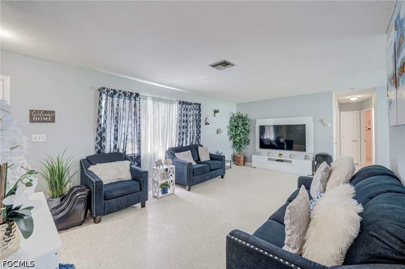 3 bedroom SingleFamilyResidence at 501 Parkside St, Willow Lake, Lehigh Acres — photo 4