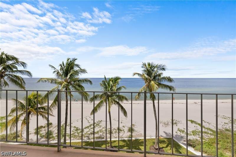 2 bedroom Condominium at 2011 Gulf Shore Blvd N 44, Carriage Club, Naples — photo 2