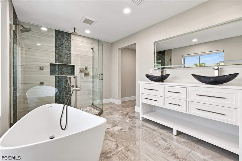 3 bedroom SingleFamilyResidence at 4973 Royal Palm Dr, Estero River Heights, Estero — photo 4