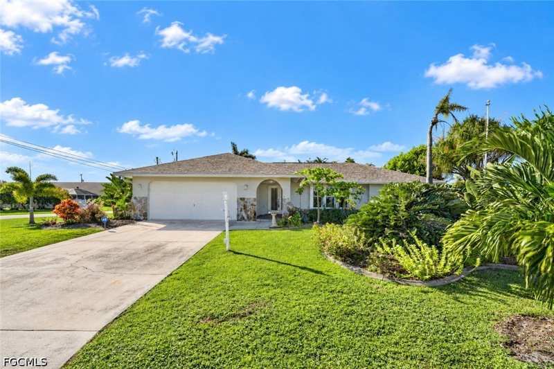 3 bedroom SingleFamilyResidence at 304 SW 43rd Ln, Cape Coral, Cape Coral — photo 1
