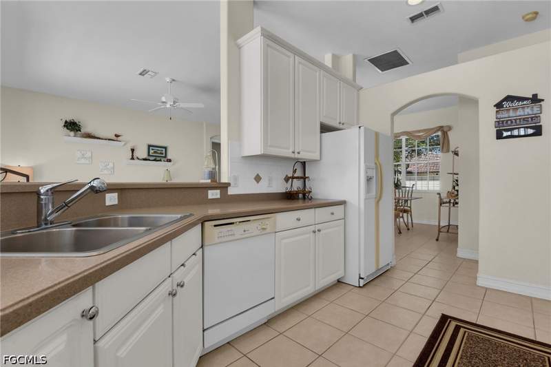 3 bedroom SingleFamilyResidence at 12530 Venicia Dr, Walden Lakes, Fort Myers — photo 4
