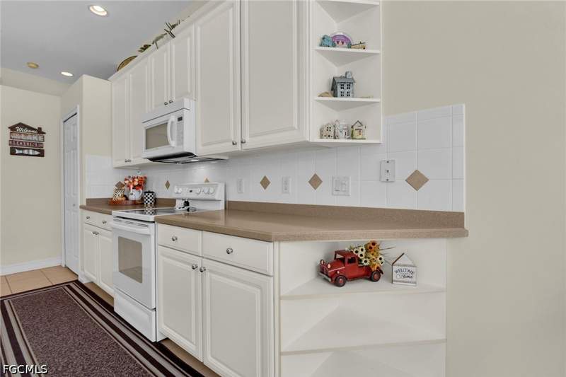 3 bedroom SingleFamilyResidence at 12530 Venicia Dr, Walden Lakes, Fort Myers — photo 5