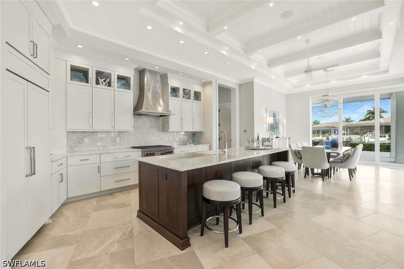 6 bedroom SingleFamilyResidence at 689 Pelican Ct, Marco Island, Marco Island — photo 2