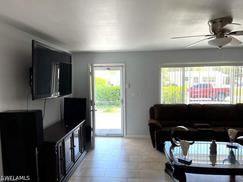 4 bedroom SingleFamilyResidence at 883 Coconut Cir E, Coconut Grove, Naples — photo 3
