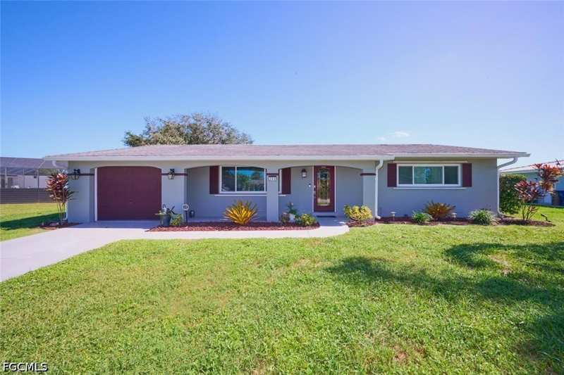 2 bedroom SingleFamilyResidence at 208 S Lake Dr, Willow Lake, Lehigh Acres — photo 1