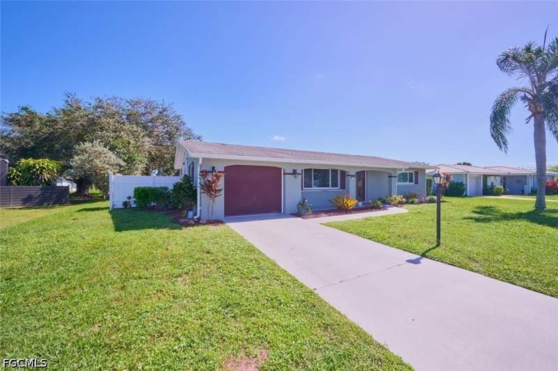 2 bedroom SingleFamilyResidence at 208 S Lake Dr, Willow Lake, Lehigh Acres — photo 2