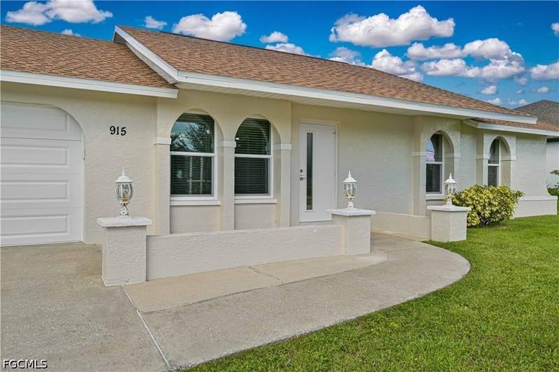 3 bedroom SingleFamilyResidence at 915 SW 31st Ter, Cape Coral, Cape Coral — photo 2