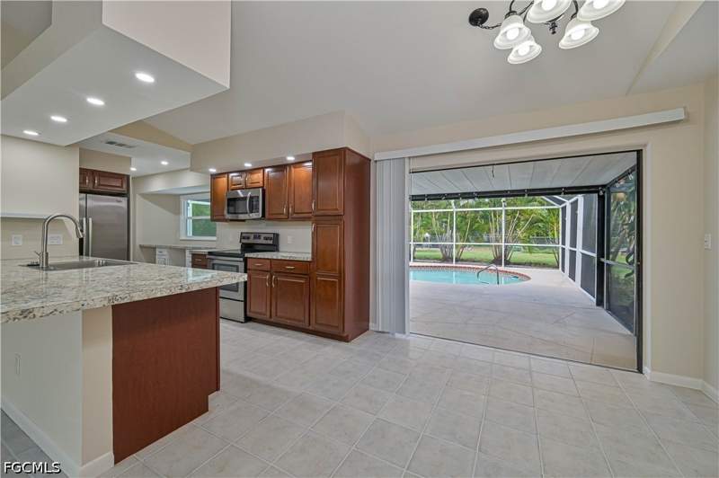 3 bedroom SingleFamilyResidence at 915 SW 31st Ter, Cape Coral, Cape Coral — photo 3