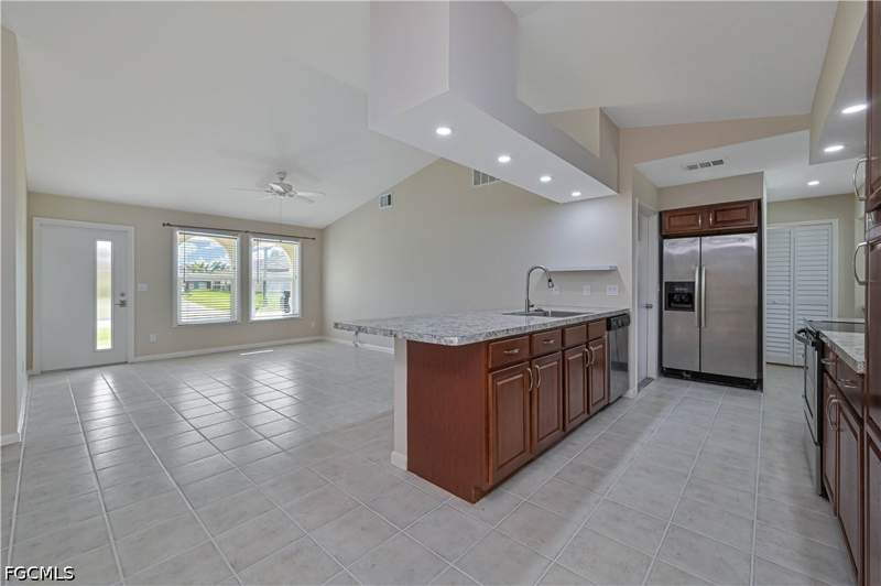 3 bedroom SingleFamilyResidence at 915 SW 31st Ter, Cape Coral, Cape Coral — photo 4