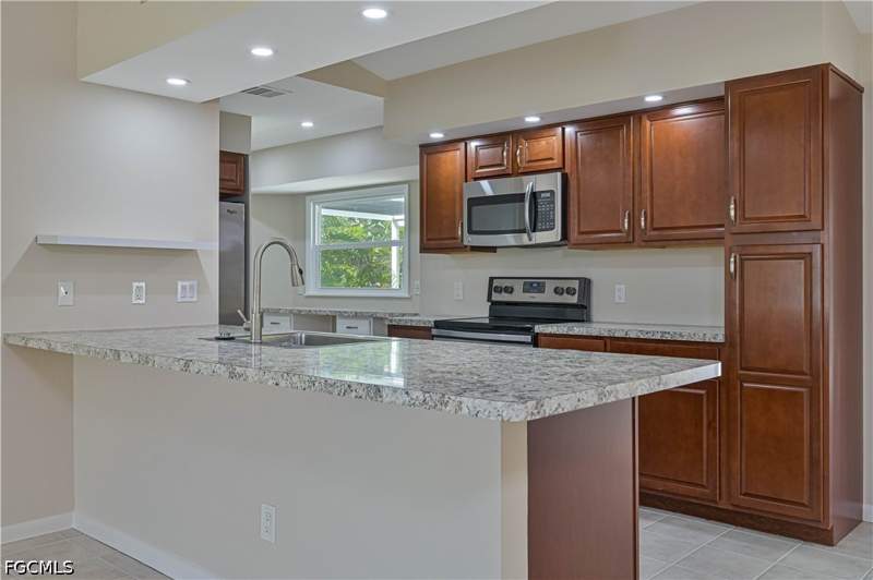 3 bedroom SingleFamilyResidence at 915 SW 31st Ter, Cape Coral, Cape Coral — photo 5
