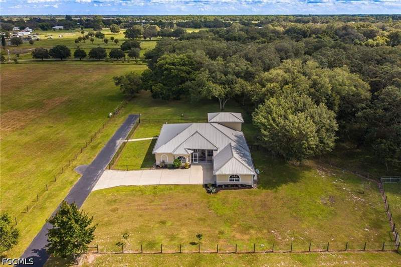 5 bedroom SingleFamilyResidence at 1352 Cemetery Rd, Old Fort Denaud, Labelle — photo 3