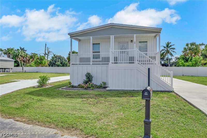 3 bedroom ManufacturedHome at 79 Birch Blvd, Plantation Estates Mobile Home, Fort Myers — photo 1