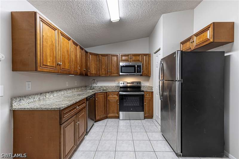 3 bedroom SingleFamilyResidence at 2215 NW 19th Ave, Cape Coral, Cape Coral — photo 5