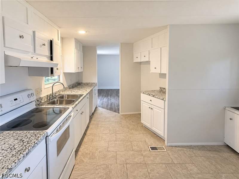 2 bedroom ManufacturedHome at 8345 Suncoast Dr, North Fort Myers, North Fort Myers — photo 2