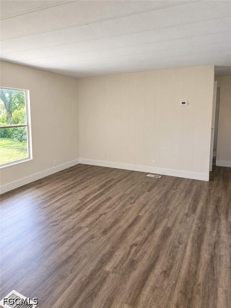 2 bedroom ManufacturedHome at 8345 Suncoast Dr, North Fort Myers, North Fort Myers — photo 5