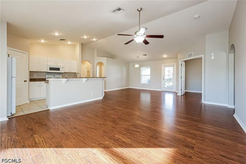 3 bedroom SingleFamilyResidence at 504 SW 28th Ter, Cape Coral, Cape Coral — photo 4