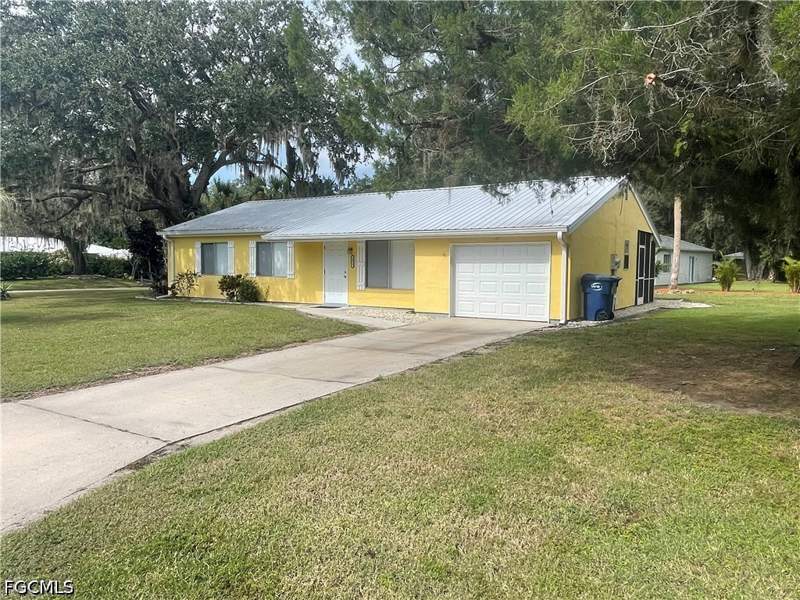 3 bedroom SingleFamilyResidence at 4015 Rainbow Cir, Port Labelle, Labelle — photo 2