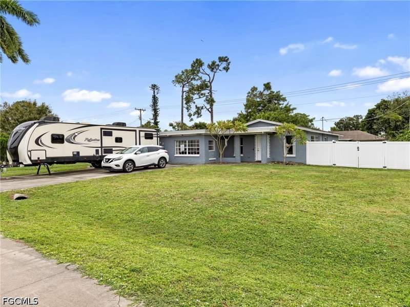 3 bedroom SingleFamilyResidence at 2342 Crystal Dr, Fort Myers Villas, Fort Myers — photo 2