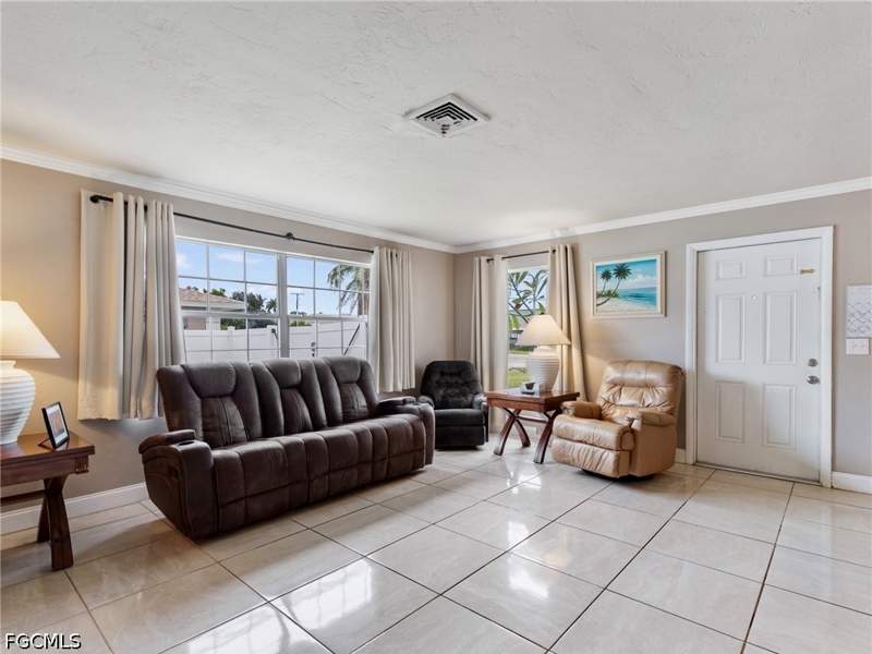 3 bedroom SingleFamilyResidence at 2342 Crystal Dr, Fort Myers Villas, Fort Myers — photo 4