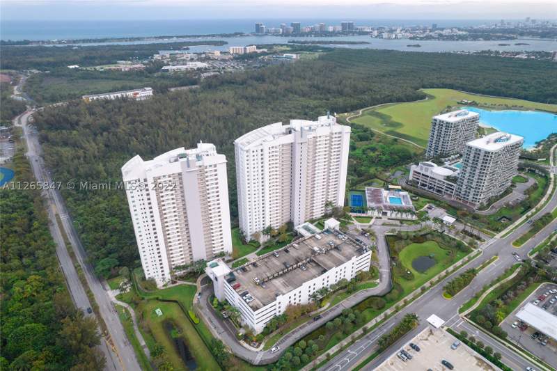3 bedroom Condominium at 15051 Royal Oaks Ln 1203, The Oaks I Condo, North Miami — photo 2
