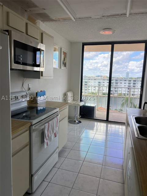 290 174th St 702, Sunny Isles Beach FL - photo 7 of 24