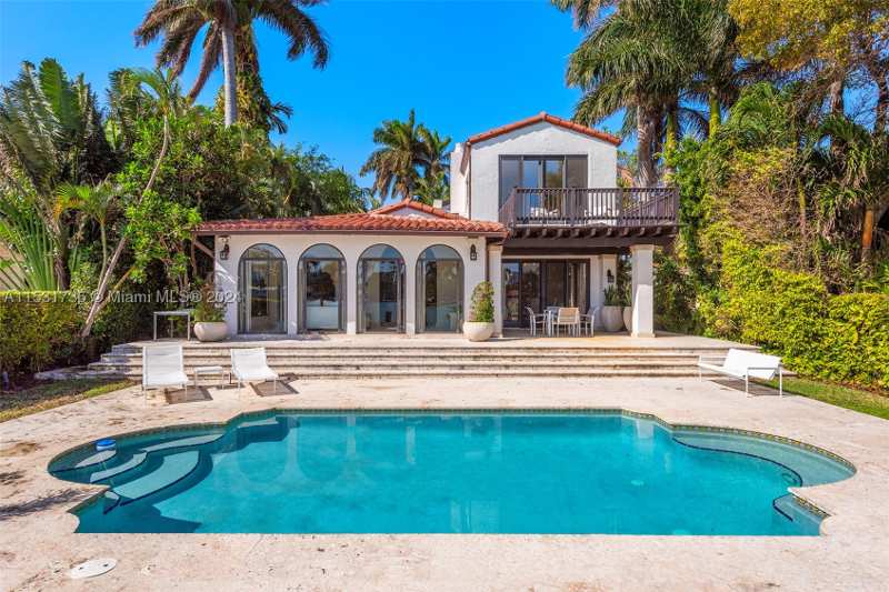 4 bedroom SingleFamilyResidence at 527 E Dilido Dr, Di Lido Island, Miami Beach — photo 1