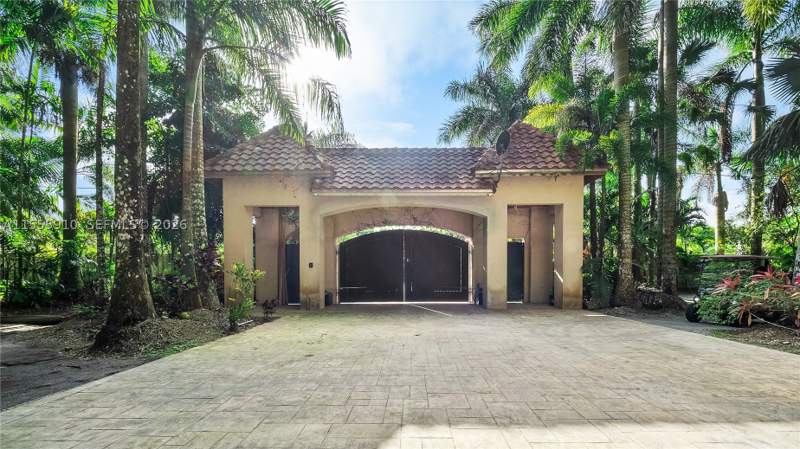 10 bedroom SingleFamilyResidence at 20551 SW 162nd Ave, Redland, Miami — photo 2