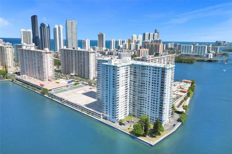 2 bedroom Condominium at 301 174th St 1701, Winston Towers 500 Condo, Sunny Isles Beach — photo 1