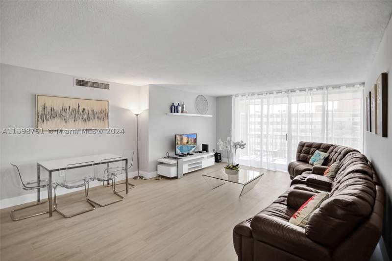 2 bedroom Condominium at 1770 NE 191st St 716-1, Jade Winds Group -, Miami — photo 3