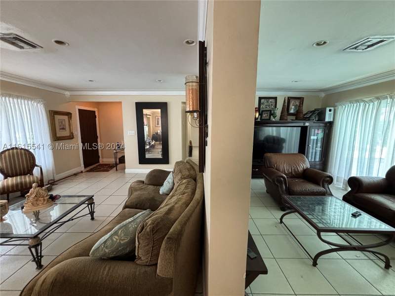 3 bedroom SingleFamilyResidence at 6440 Miller Dr, Merion Park, South Miami — photo 5