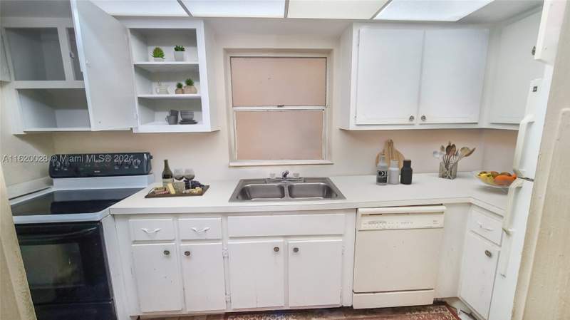 1 bedroom Condominium at 7410 SW 82nd St K211, Village At Dadeland Condo, Miami — photo 2