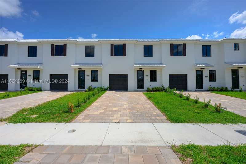 3 bedroom Townhouse at 848 SW 1st St, Palm Ave Heights, Florida City — photo 1