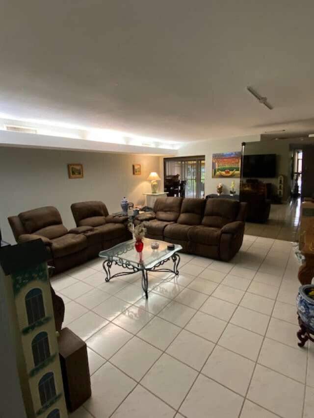 3 bedroom Townhouse at 16023 Kingsmoor Way, Miami Lakes Loch Lomond Ea, Miami Lakes — photo 2
