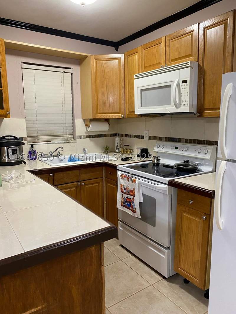 1 bedroom Condominium at 4050 NW 135th St 20-1, Villa Biscaya Jardines Co, Opa Locka — photo 4