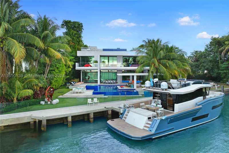 8 bedroom SingleFamilyResidence at 5004 N Bay Rd, La Gorce Golf Sub, Miami Beach — photo 1