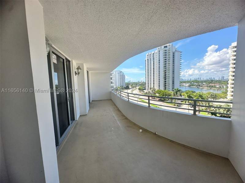 2 bedroom Condominium at 5555 Collins Ave 8Z, Oceanside Plaza Condo, Miami Beach — photo 4