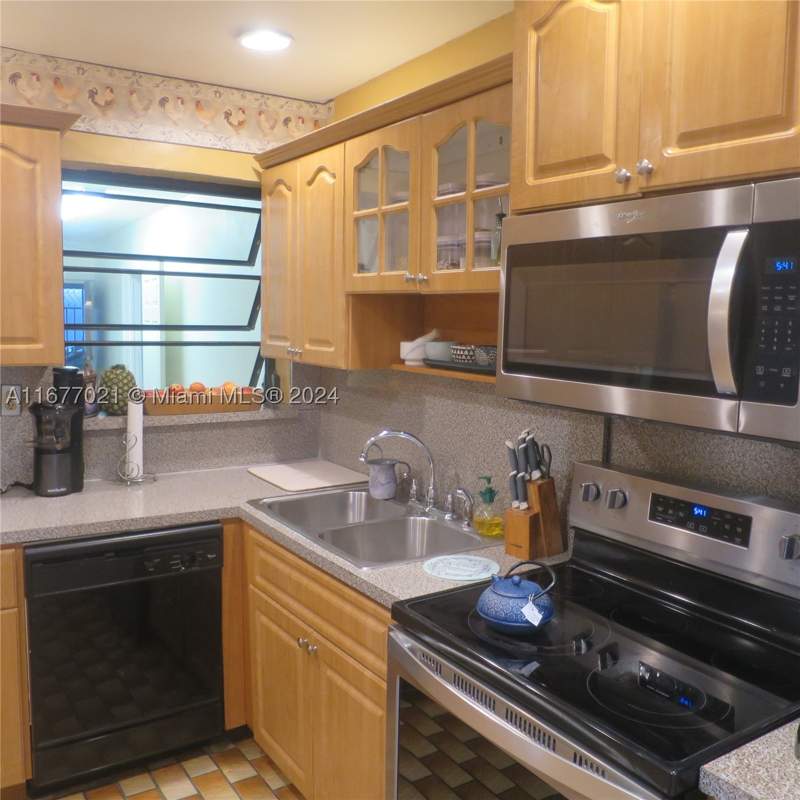 4 bedroom SingleFamilyResidence at 19021 NW 12th Ct, Norwood 5th Addn Sec 2, Miami Gardens — photo 5