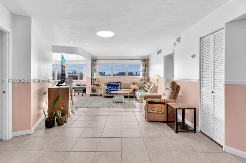 2 bedroom Condominium at 1881 Washington Ave 16H, Octagon Towers I Condo, Miami Beach — photo 2