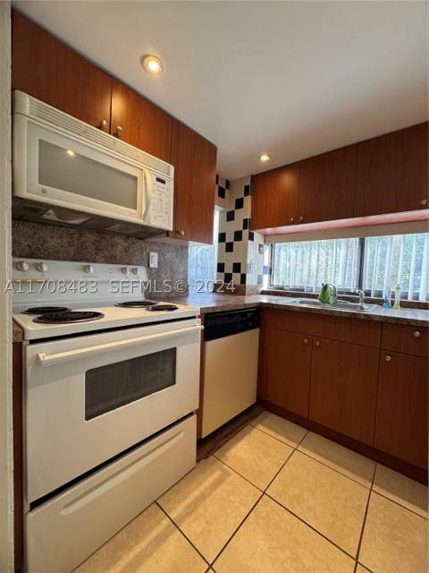 16919 N Bay Rd 117, Sunny Isles Beach FL - photo 7 of 20