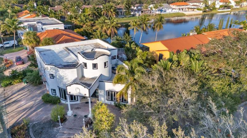 5 bedroom SingleFamilyResidence at 8135 NW 164th Ter, 3rd Addn To Royal Oaks, Miami Lakes — photo 5